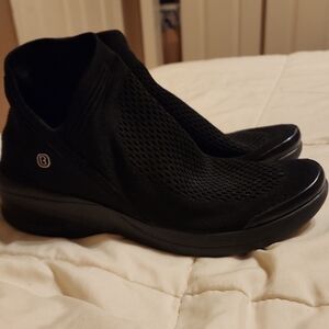 BZees Women's GLEE Black Slip-On Shoes SZ 7 1/2